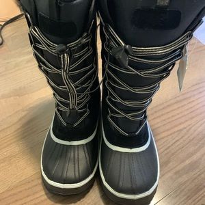 NEW women’s snow boots, size 7